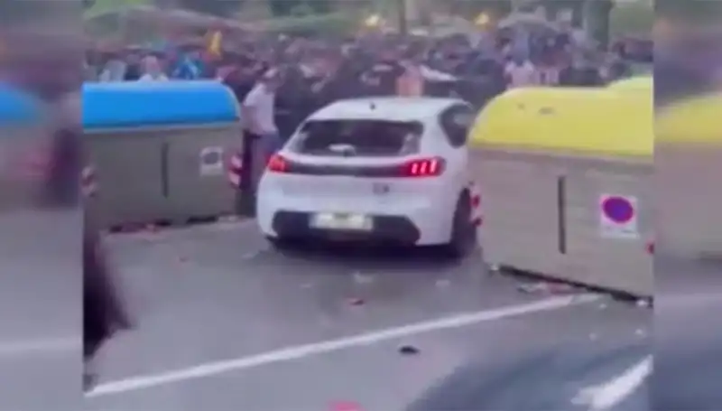 Taraftarlarla Dolu Alana Aracını Süren Kişi, 13 Yaraladı