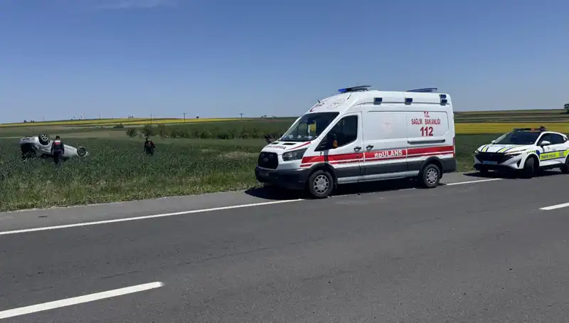 Edirne'de Otomobil Devrildi: Sürücü ve Eşi Hastanelik Oldu