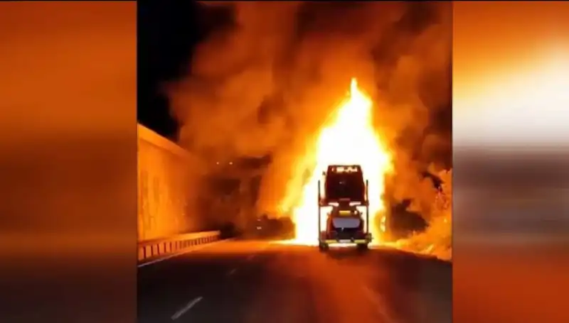 : Otomobil Yüklü Tır Yangını: 8 Araç Alev Alev Yandı