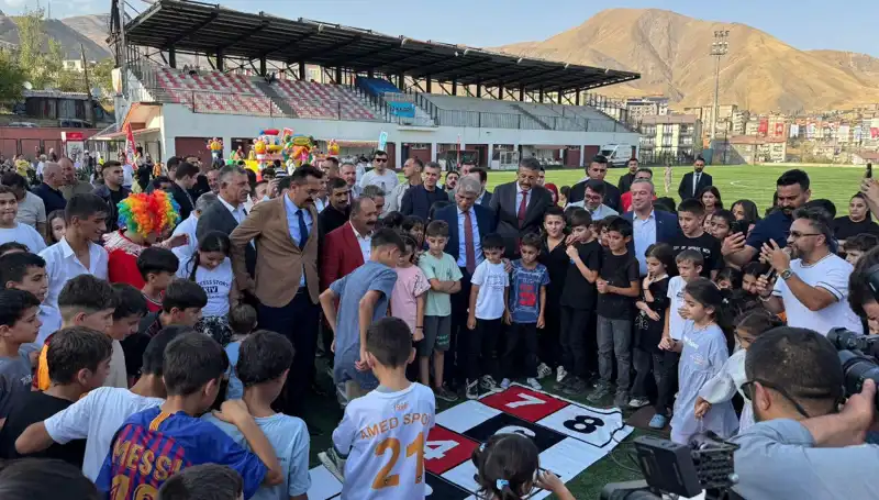 Hakkari’de Coşku Dolu Anadolu Şenliği Rüzgarı Esti