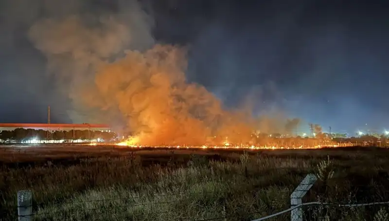 İzmir'de Gece Yarısı Alevler Arasında Kalan Bir Bina: Yangın Panik Yarattı
