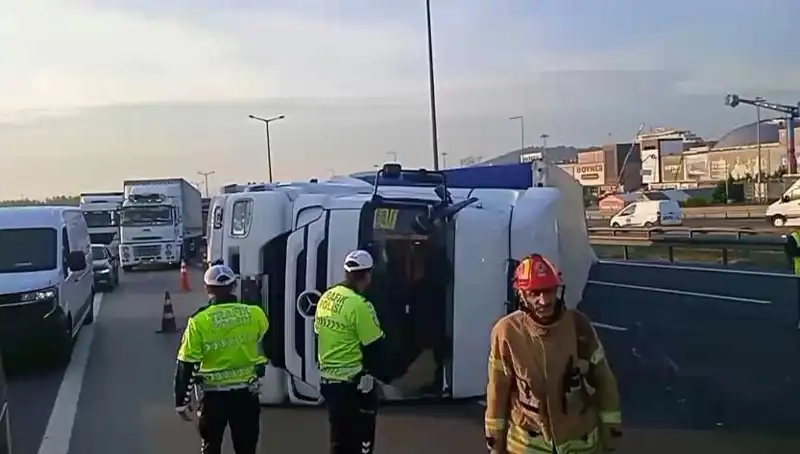 Pendik TEM Otoyolu'nda TIR Devrildi, İstanbul Yönü Kaos İçinde!