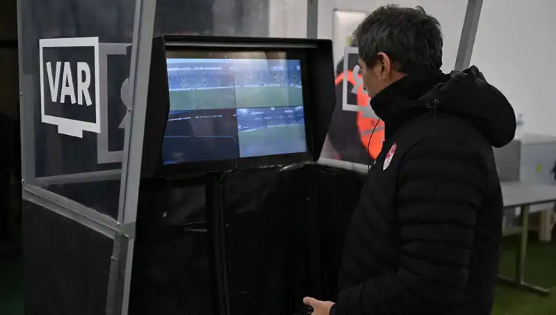 Konyaspor-Galatasaray Maçında VAR’ın Yıldızı Piotr Lasyk Kimdir?