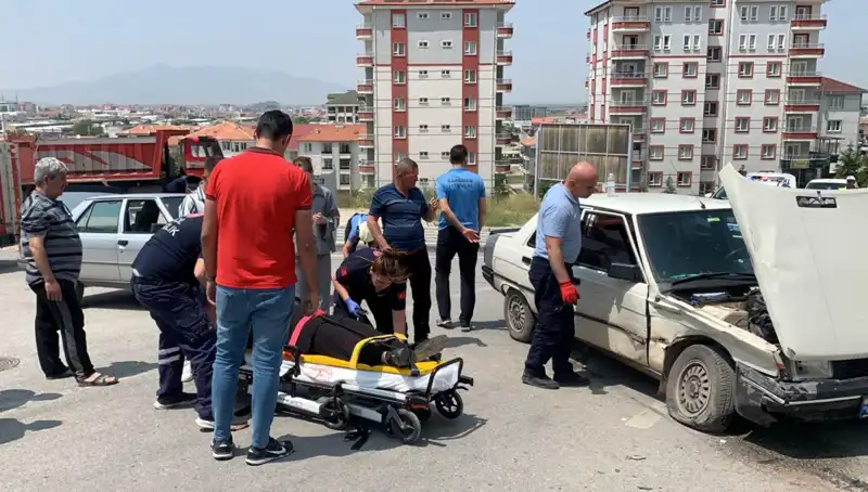 ** Kavşakta Meydana Gelen Kazada İki Kişi Yaralandı: Olayın Detayları Açıklandı**