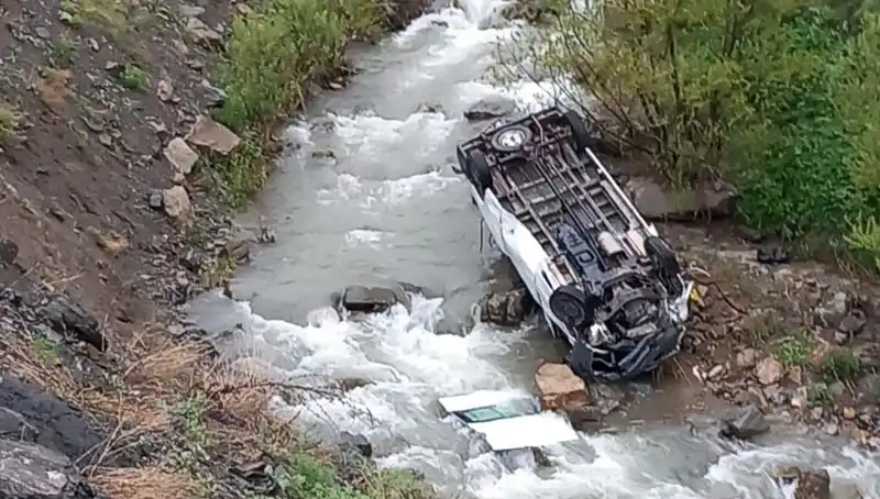 Hakkari'de Minibüs Kazası: Derede Can Pazarı ve Yaşanan Dram