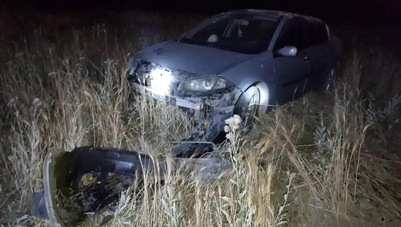 Burdur’da Kontrolden Çıkan Otomobil Tarlaya Uçtu: 2 Kişi Yaralı