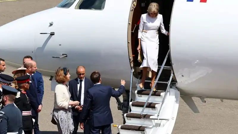 Fransız Başkanı Macron ve Brigitte: Yeni Bir Krizin Prangaları