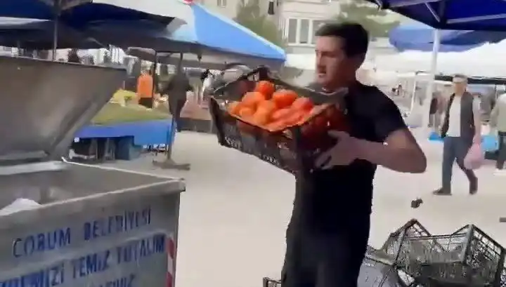 Domateslerini Çöpe Dökerek Siparişleri Çöpe Gönderen Pazarcıya Ağır Cezalar