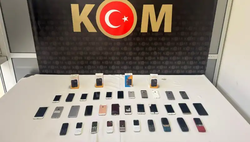 Gümrük Kaçağı 37 Cep Telefonu Operasyonunda Ele Geçirildi