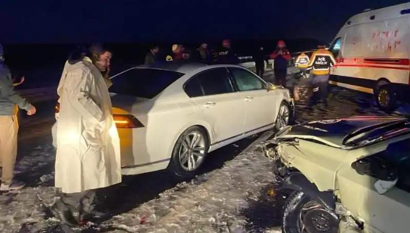 Aksaray’da Zincirleme Trafik Kazası: 15 Kişinin Yaralandığı Olayın Detayları