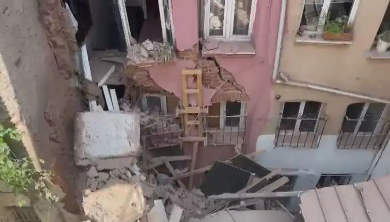 İstanbul'da Dram: Üç Katlı Binanın Balkonu Aniden Çöktü!