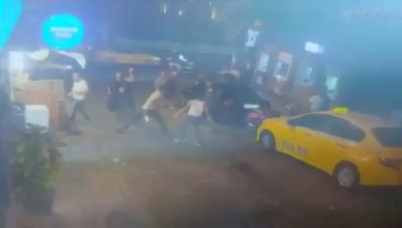 Beyoğlu'nda Laf Atma Kavgasında Kan Aktı: Gerilim Dolu Anlar