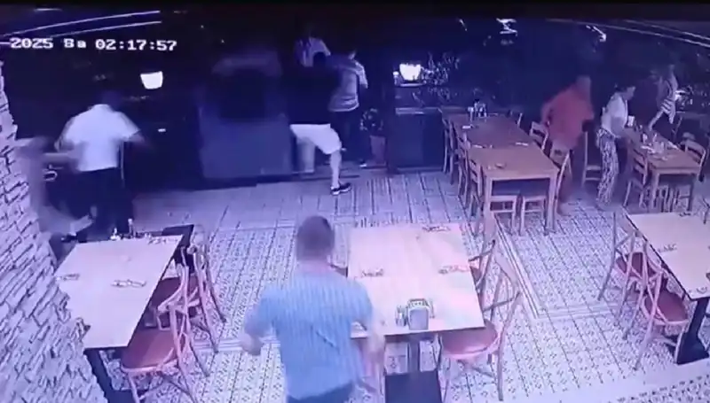 Deprem Anı Güvenlik Kamerasına Yansıdı: Şok Edici Görüntüler