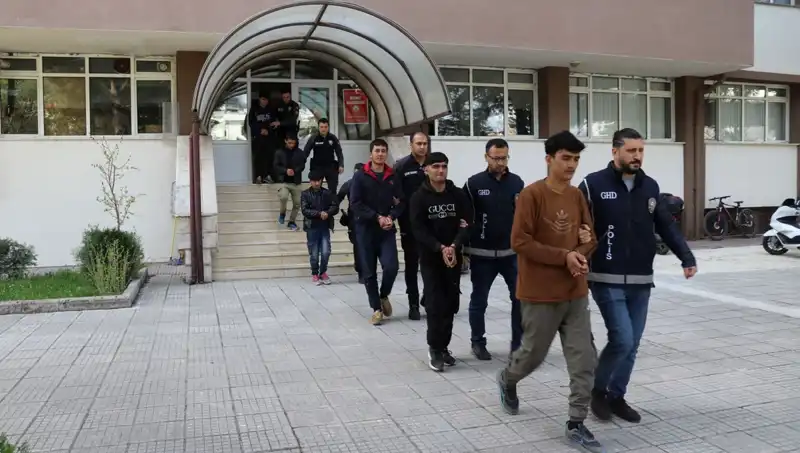 Düzensiz Göçmen Operasyonunda İki İl'de 21 Kişi Yakalandı