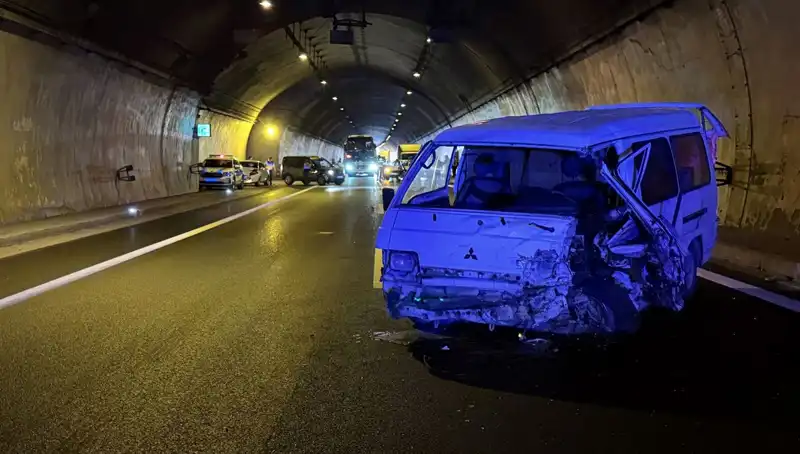 Tem Otoyolu'nda Zincirleme Kaza: Yaralılar ve Otoyol Trafiği Tıkandı