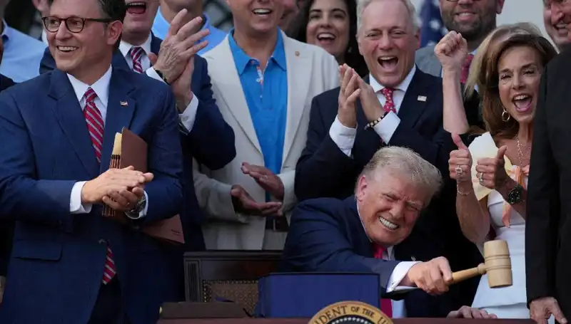 Trump, Bütçe Düzenlemelerini Değiştiren "Büyük, Güzel Yasa Tasarısı"nı İmzaladı