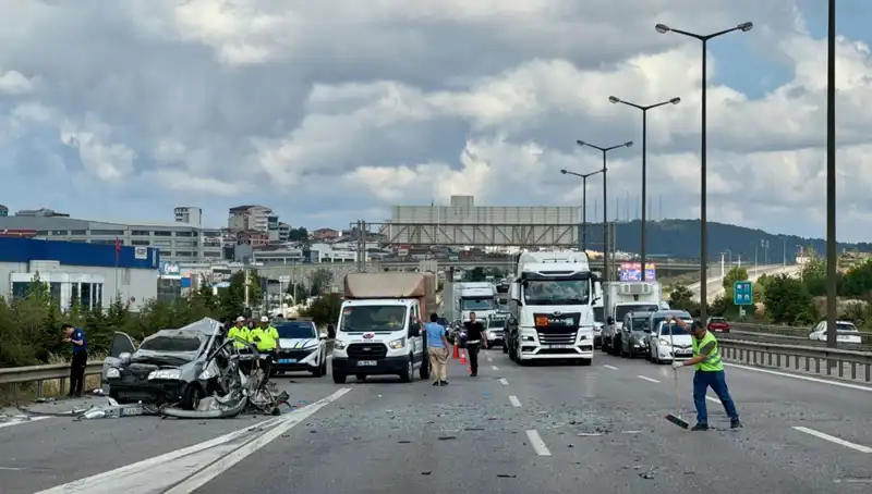 Otoyolda Trafiği Felç Eden Kazada Üç Kişi Araçta Sıkıştı!