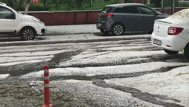 Ardahan'da Dolu Yağışı Şehir Manzarasını Değiştirdi