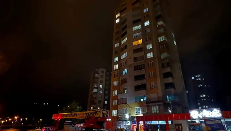 Apartman Çatısına Düşen Yıldırım, Mahallede Korku Dolu Anlar Yaşattı