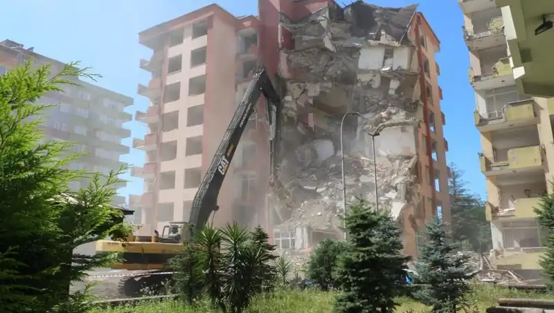 Dalgalar, Deprem Gibi Yıktı: İki Bina Sırasıyla Yıkılıyor!