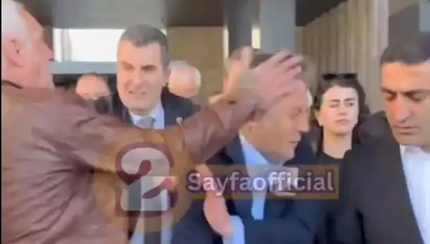 Özgür Özel, AKM Çıkışında Saldırıya Uğradı: Siyasi Gerilim Tırmanıyor