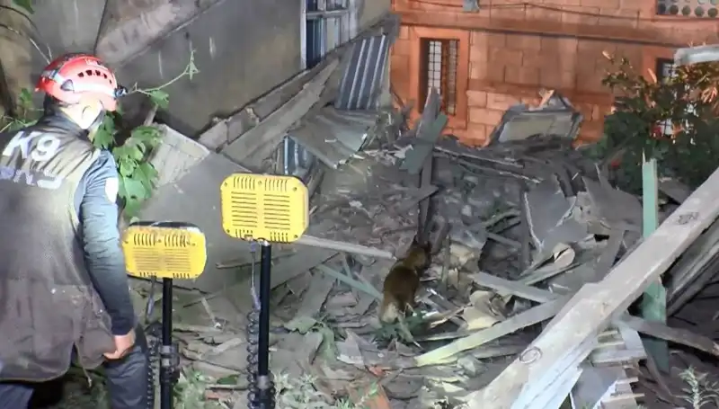 İstanbul'da Deprem Sonrası Çöken Bina: Neler Oldu?