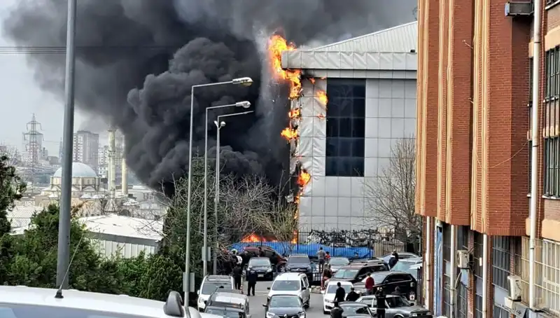 Başakşehir'deki Sanayi Sitesinde Çıkan Yangın: Ekipler Seferber Oldu