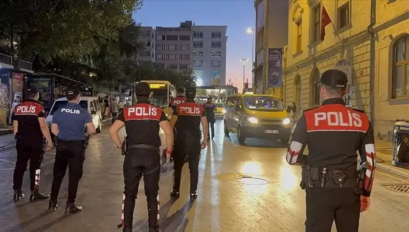 İstanbul'da Hızli Operasyon: 4 Saatte Yüzlerce Gözaltı Yapıldı