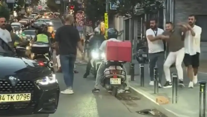 Nişantaşı'nda Yaşanan Yol Verme Kavgası: Kadının Üzerine Sopayla Yürüyen Adam