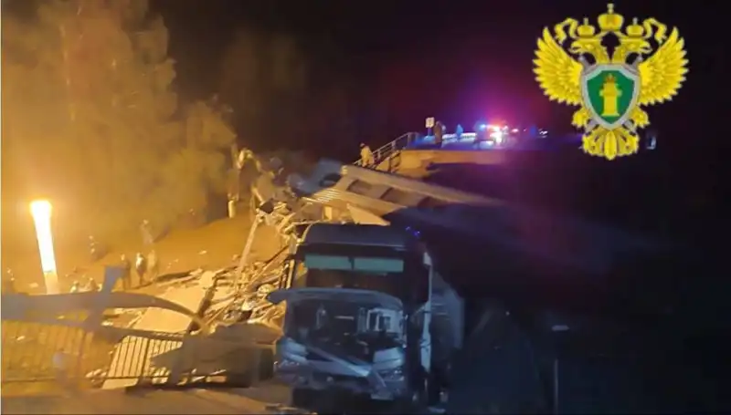 Rusya'da Köprü Çökmesi: Tren Üzerine Düşmesiyle Yaralar ve Kayıplar Ziyadesiyle Artıyor