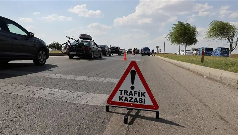Adana'da Feci Kaza: Kamyon ile Otomobil Çarpıştı, 1 Ölü 1 Yaralı