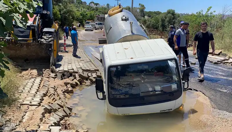 Bodrum'da Su Hattı Patladı: Tanker Çukura Düştü, Kentte Kriz!
