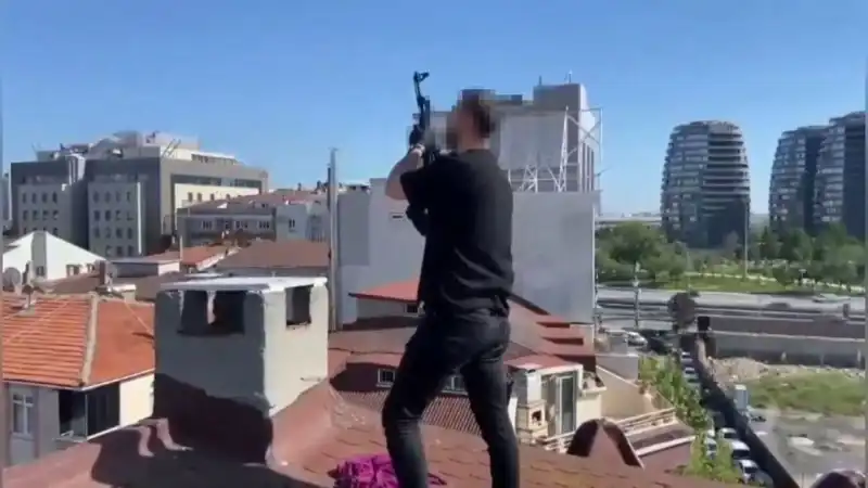 İstanbul'da Şaşırtan Gelişme: Çatıdan Bacaya Saklanan Silahlar Ele Geçirildi