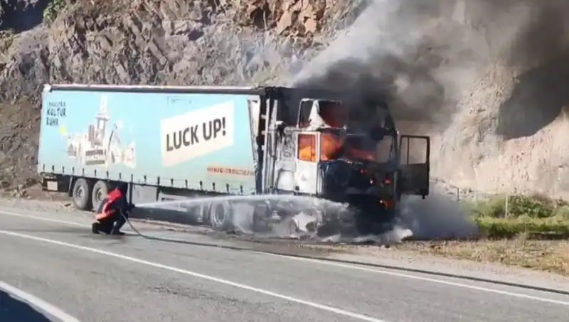 Seyir Halindeki TIR’da Yangın: Trafik Durdu, Ekipler Seferber Oldu