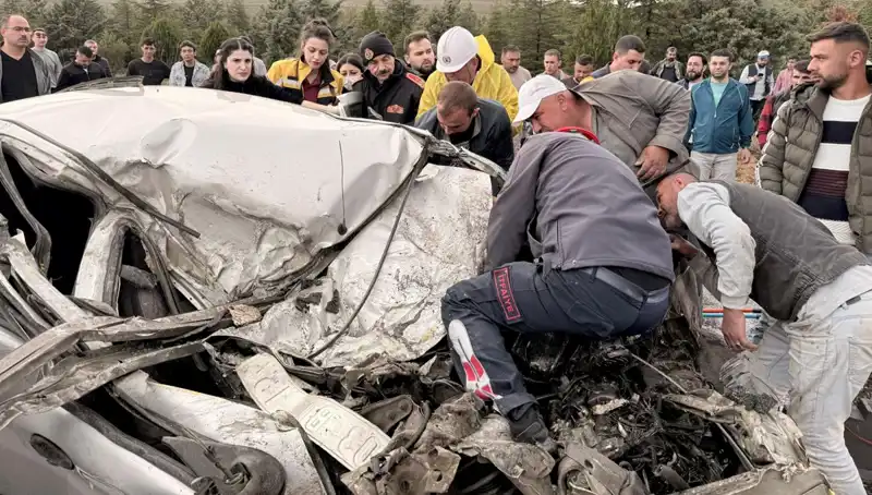 TIR İle Korkunç Çarpışma: Aracın Durumu Kağıt Gibi Oldu