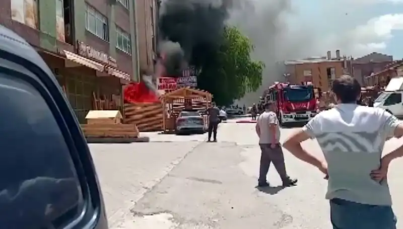 Ankara'da Büyük Yangın Paniği: İş Yerleri Küller İçinde Kaldı