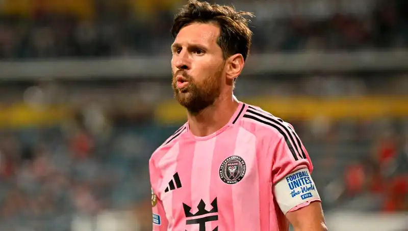 Messi'nin İlk Maçında Direkten Dönen Şut Tüm Dikkatleri Üzerine Çekti
