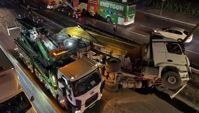 Moloz Yüklü Hafriyat Kamyonunun Devrilmesi: Olayın Detayları ve Sonrası