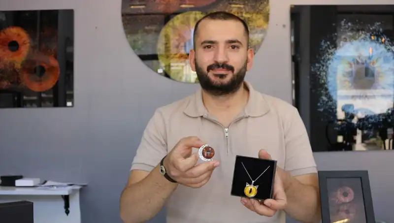 İris Fotoğraflarıyla Sanatın Yeni Yüzü: Takı ve Tablo Dönüşümü