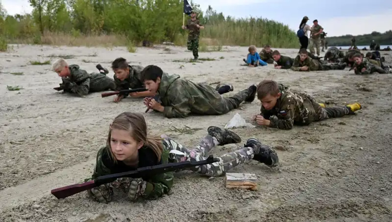 Rusya'da 8 Yaşındaki Çocuklar Askeri Eğitim Alıyor: Savaşçı Olma Hayalleri