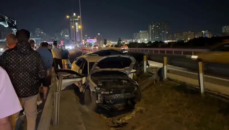 Makas Atma Sonucu İki Otomobil Yol Ayrımında Yaralandı