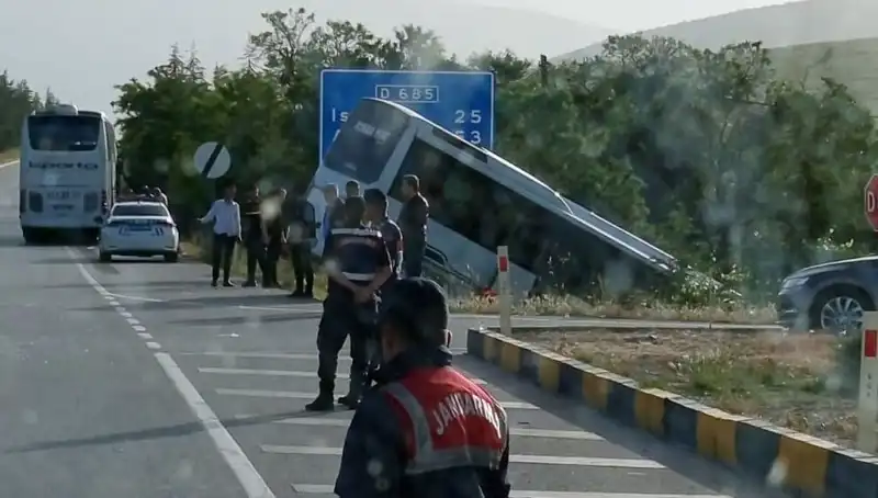 Isparta'da Tur Otobüsü ile Yolcu Otobüsünün Çarpışması: Çok Sayıda Yaralı