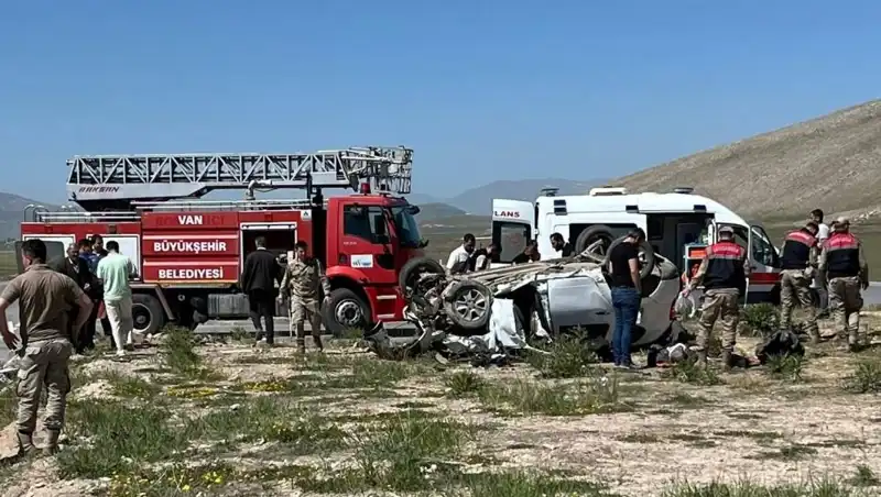 Van'da Meydana Gelen Feci Kaza: 4 Can Gitti, 2 Kişi Yaralı