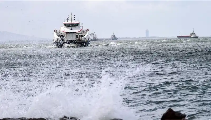 İzmir'de Fırtına Neden Vapur Seferleri İptal Edildi?