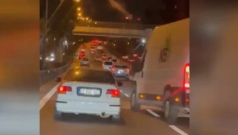 Tuzla'da Makas Terörü: Sürücü Çarpıp Kaçarken Yakalandı