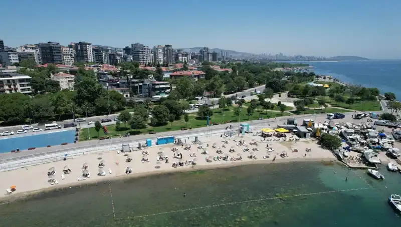 İstanbul'da Sıcak Hava Etkisini Gösterdi: Caddebostan Sahili Eşsiz Bir Kalabalığa Ev Sahipliği Yaptı