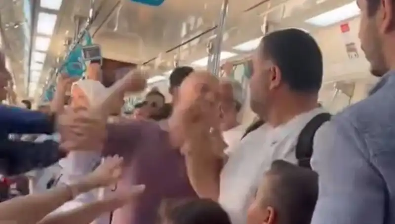 Marmaray’da Yaşanan Yumurta Kavgası: Yolcuların Gözleri Önünde Gergin Anlar