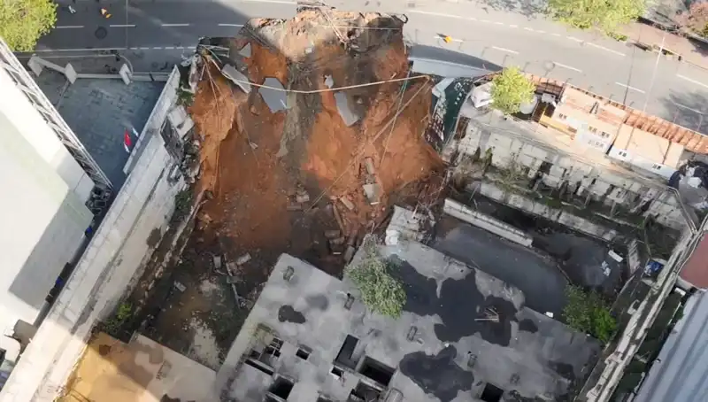 Sarıyer’de Yol Çökmesi: Çökme Nedeni ve Sonrası Trafik Kaosu