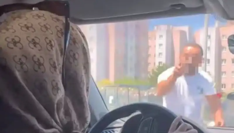 Trafikte Dehşet Anları: Araç Camını Yumruklayan Birey Kim?